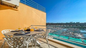 Stunning Terrace to Dine Al-Fresco