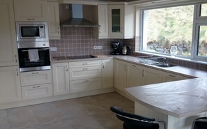 Kitchen and coffee bar