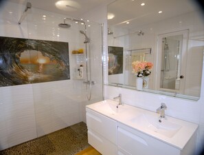 BRAND NEW WET ROOM
