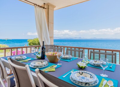 GREAT VILLA IN FRONT OF THE SEA AND SPECTACULAR VIEWS TO THE BAY