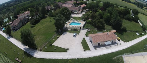 Vue aérienne  : les installations de loisirs, les maisons