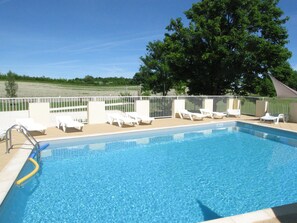 La piscine, bordée de nature