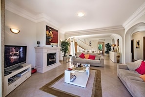 Beautiful lounge, stone fireplace, plasma TV