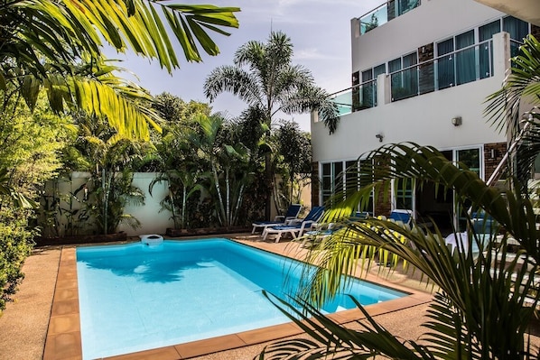 Private pool and garden 