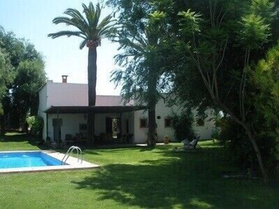 Casa Rural con encanto y  con un gran jardín, piscina y terraza. 