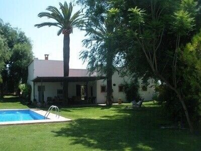 Cottage mit Charme und mit großem Garten, Pool und Terrasse. 