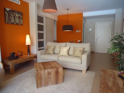 Stunning Ground Floor Poolside Apartment - Free WiFi / Air con