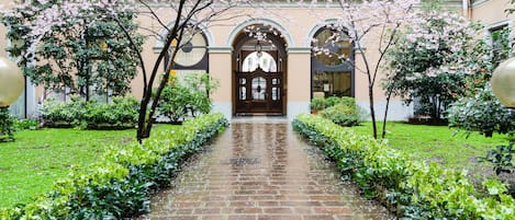 The building courtyard