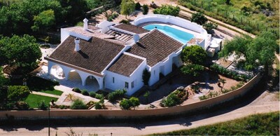 Hilltop Villa, aire acondicionado, Reino Unido TV por Internet, gran piscina, norte / sur.