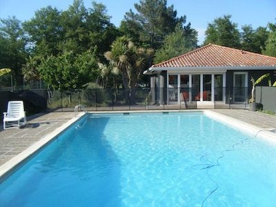 Casa con vista a la piscina del lago Soustons cerca del mar, internet wifi, aire acondicionado