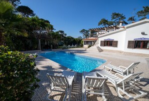 Pool side, 8 sun loungers available - heating available (300 euro surcharge)
