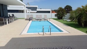 zwembad met zomercover








