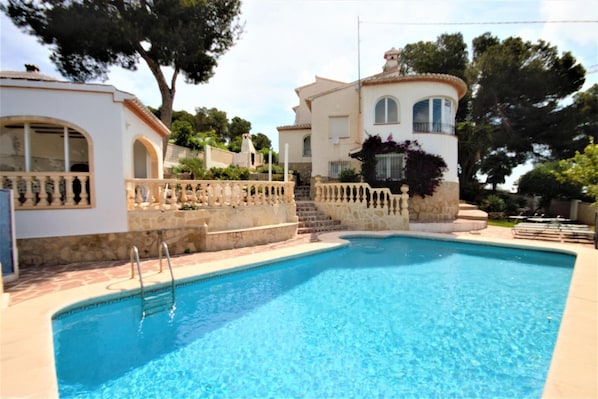 avec piscine privée et terrasse