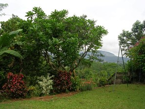 Garten mit Blick auf die Berge