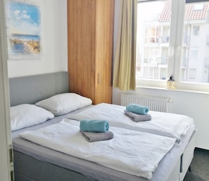 Schlafzimmer 1