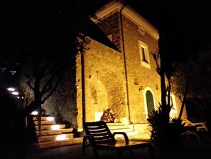 Vista dal giardino di notte