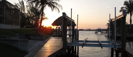 Sonnenaufgang am eigenen Boat Dock der Villa Nobilis in Cape Coral, Florida
