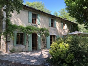 Le Moulin de Fombeton (Südliche Seite, Eingang der Küchen, Terrasse).