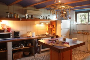 Il ya une cuisine spacieuse et lumineuse qui est entièrement équipée.