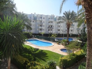 Piscine, bassin d'enfant et jardin de la résidence