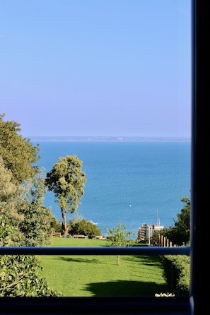 Vue mer depuis la fenêtre de la cuisine