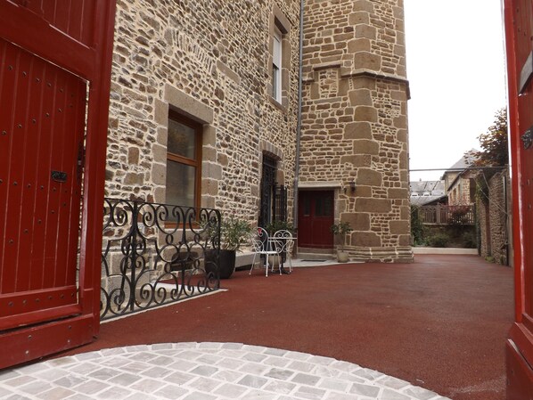 Entrée de la maison. Gîte au rez-de-chaussée