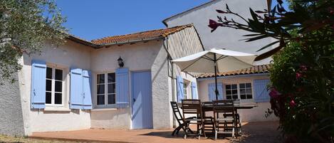 Le Cabernet et sa terrasse.