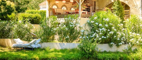 Terrasse et jardin ensoleillé avec vue sur la rivière