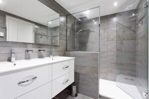 Another view of the shower room