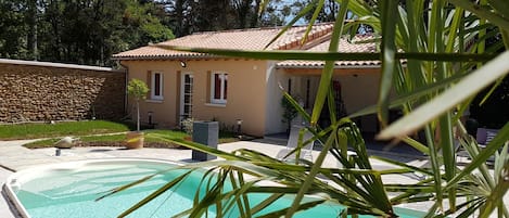 Piscine chauffée à 28° de fin Mai à Septembre et sécurisée avec alarme.