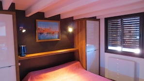 Chambre adulte, fenêtre donnant sur une belle vue mer