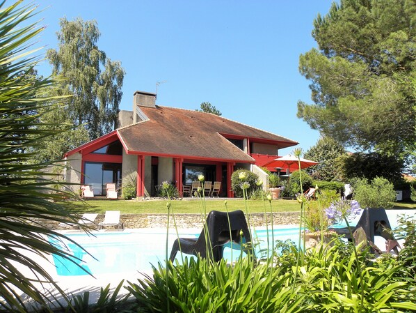 Vue extérieure  villa et piscine chauffée