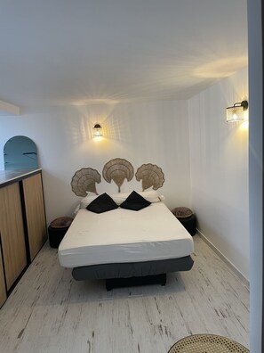 Chambre ouverte avec SDB privative et WC face au lit 
Emmener draps lit 140 cms 