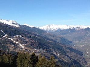 Vue du balcon sur la vallée et les petits villages