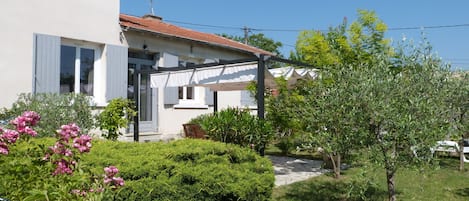 Façade Sud 
A gauche, fenêtre de la chambre 3
