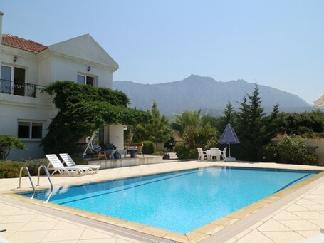 Villa Manolya: 4 chambres, 3 sdb, piscine privee, jardin, vue mer et montagnes