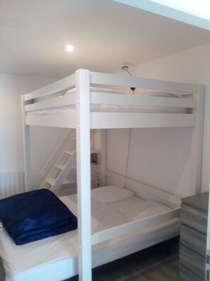 Chambre pour 4 pers. 1 lit de 160x200 et 1 lit de 140x190
