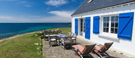 Terrasse avec salon de jardin; vers  l'Ouest et la Pointe de Trévignon.