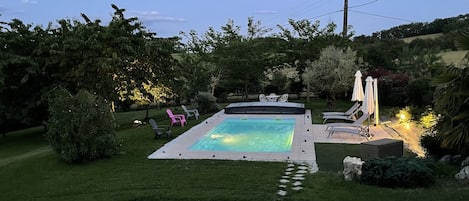 Piscine à la tombée de la nuit 