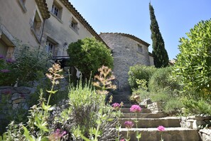 Jardin et entrées