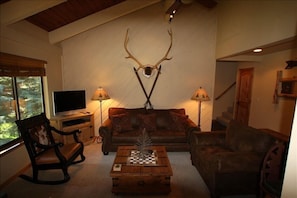 Living room with elk rack & skiis. Tastefull and warm mountain decor.