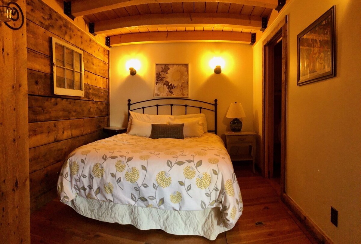 Karla`s Cottage – Fenced in Yard/Dog Friendly & Two Blocks to Downtown!