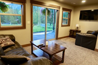 Beautiful Chalet With Mountain Views, 1 mile from Glacier National Park