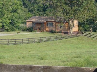 'Pond House' on Huge Horse Farm; Great for Young Families: Escape the City.