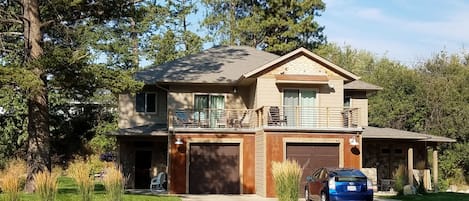 Relaxing River Retreat on the Flathead River walking path in Cedar Pointe Loop