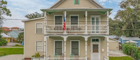 1896 Victorian: Steps to downtown, Flagler College and many wedding venues.