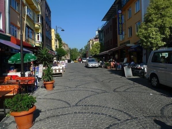 Akbiyik Street