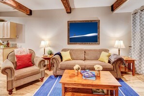 Living Room – plenty of comfortable seating, large flatscreen TV and fireplace.  The perfect place to unwind with friends/ family after a day on the slopes!