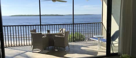 Spacious Condo overlooking private beach
West facing - fabulous sunsets