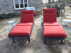 The guest's comfort & relaxation is paramount. Lounge chairs over look the water